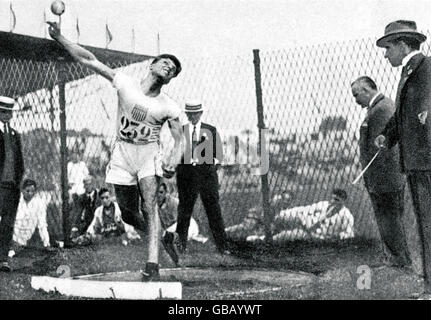 Leichtathletik - Olympische Spiele 1924 in Paris - Kugelschuss der Männer. Clarence Houser, die Goldmedaillengewinnerin der USA, in Aktion Stockfoto