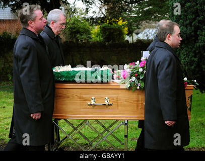 Ein Sarg, der den Leichnam von Christopher Fosters Frau Jill trägt, wird für ihre Beerdigung in der St. John's Church, Maesbrook, Shropshire, in die Kirche gebracht. Stockfoto