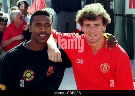 MARK HUGHES, MANCHESTER UNITED UND LUCAS RADEBE, KAIZERCHEFS Stockfoto