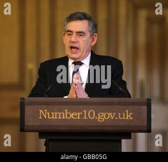 Premierminister Gordon Brown spricht während seiner monatlichen Pressekonferenz in der Downing Street 10, London. Stockfoto