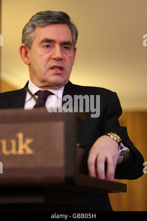 Premierminister Gordon Brown spricht während seiner monatlichen Pressekonferenz in der Downing Street 10, London. Stockfoto