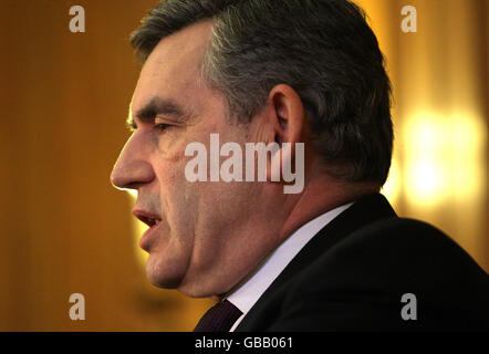 Premierminister Gordon Brown spricht während seiner monatlichen Pressekonferenz in der Downing Street 10, London. Stockfoto