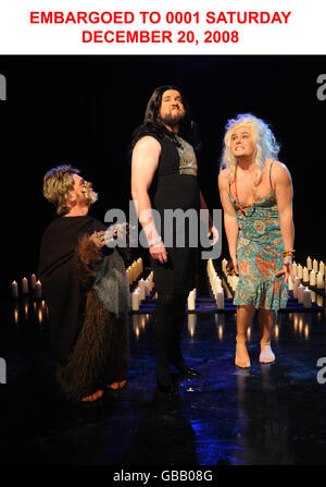 Simon Pegg als X Factor Finalist Eoghan, Justin Lee Collins als X Factor Gewinnerin Alexandra und Alan Carr als X Factor Finalist Diana während der Dreharbeiten zum Sunday Night Project Christmas Special. Die Show wird auf Channel 4, Sonntag, 21. Dezember 2008 @2100 übertragen werden. Stockfoto