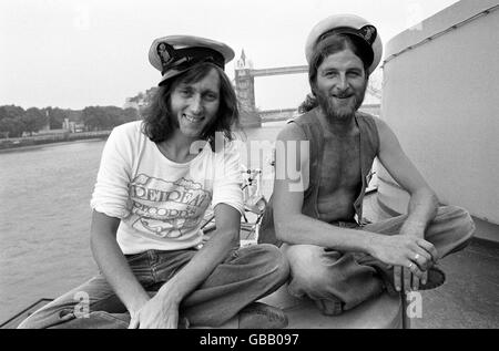 Cockney Rock bekommt eine nautische Einführung auf HMS Belfast, dem schwimmenden Museum im Pool von London, als Dave Pfau, links, und Chas Hodges bei einem Empfang Platz halten, um ihr Debütalbum 'One Fing 'n' Annuver' zu feiern. Stockfoto