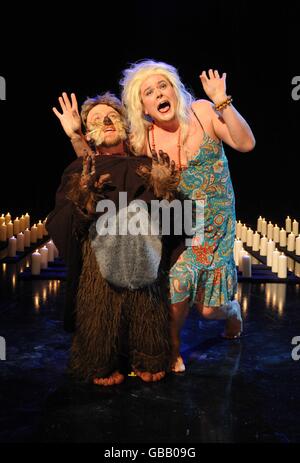 Simon Pegg als X Factor Finalist Eoghan und Alan Carr als X Factor Finalist Diana während der Dreharbeiten zum Sunday Night Project Christmas Special. Die Show wird auf Channel 4, Sonntag, 21. Dezember 2008@2100 übertragen. Stockfoto