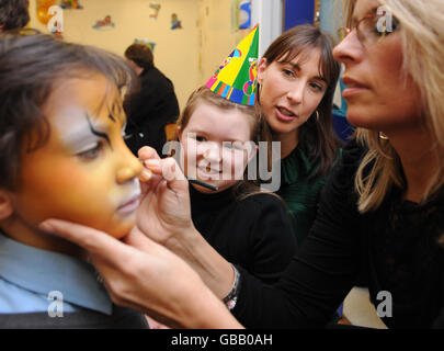 Samantha Cameron (zweite rechts), Ehefrau des Vorsitzenden der Konservativen Partei David Cameron, trifft heute Patienten auf einer Party im St. Mary's Hospital in London, wo sie die neue pädiatrische Kurzaufenthalts-Einheit eröffnete. Stockfoto