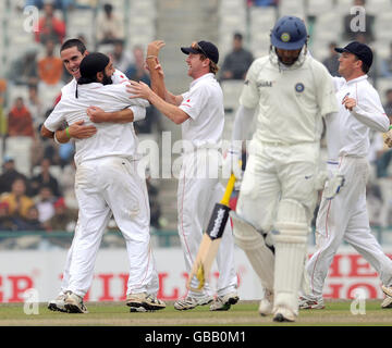 England's Monty Panasar feiert mit Kevin Pietersen nach der Einnahme der Wicket von Yuvraj Singh, gefangen von Matt Prior für 27 während des zweiten Tages des zweiten Tests im Punjab Cricket Association Stadium, Mohali, Indien. Stockfoto