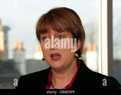 Innenministerin Jacqui Smith spricht im Nishkam Community Center, Soho Road, Birmingham, während sie mit Frontpolizisten und Mitgliedern der Soho Road-Gemeinde zusammentrifft. Stockfoto