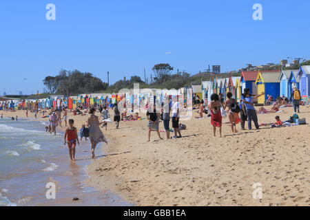 Menschen besuchen Sie Brighton Beach in Melbourne Australien Stockfoto