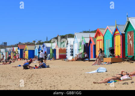 Menschen besuchen Sie Brighton Beach in Melbourne Australien Stockfoto