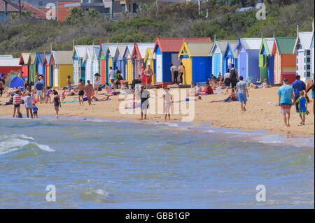 Menschen besuchen Sie Brighton Beach in Melbourne Australien Stockfoto