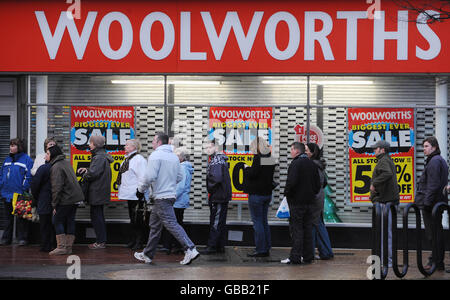 Die Kunden stehen bei Woolworths in Whitley Bay in der Nähe von Newcastle in der Schlange, um von den massiven Preissenkungen zu profitieren, da das Unternehmen Schwierigkeiten hat, einen Käufer für seine Filialkette zu finden. Stockfoto