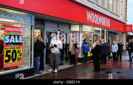 Woolworths Schließung Verkauf starten Stockfoto