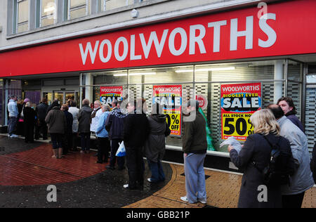 Woolworths Schließung Verkauf starten Stockfoto