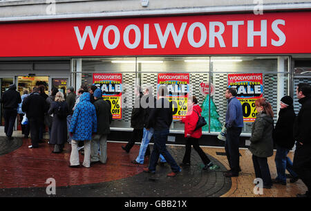 Die Kunden stehen bei Woolworths in Whitley Bay in der Nähe von Newcastle in der Schlange, um von den massiven Preissenkungen zu profitieren, da das Unternehmen Schwierigkeiten hat, einen Käufer für seine Filialkette zu finden. Stockfoto