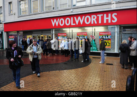 Die Kunden stehen bei Woolworths in Whitley Bay in der Nähe von Newcastle in der Schlange, um von den massiven Preissenkungen zu profitieren, da das Unternehmen Schwierigkeiten hat, einen Käufer für seine Filialkette zu finden. Stockfoto