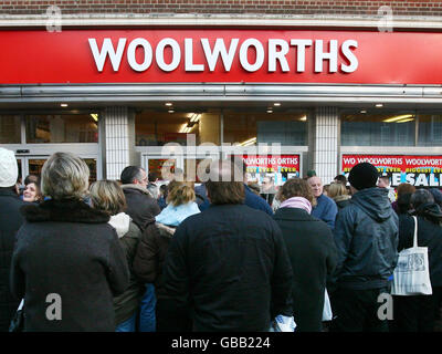 ALTERNATIVES ERNTEGUT. Schnäppchenjäger warten darauf, dass Woolworths in Ashford, Kent, eröffnet wird, während das Unternehmen darum kämpft, einen Käufer für seine Filialkette zu finden. Stockfoto
