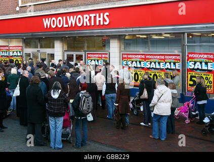 Schnäppchenjäger warten darauf, dass Woolworths in Ashford, Kent, eröffnet wird, während das Unternehmen darum kämpft, einen Käufer für seine Filialkette zu finden. Stockfoto