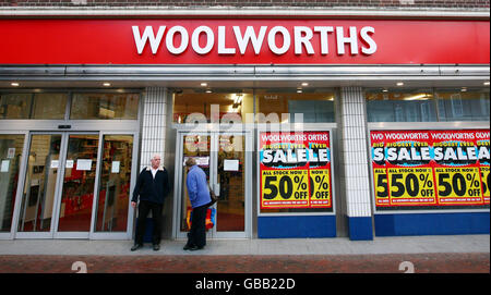 Schnäppchenjäger warten darauf, dass Woolworths in Ashford, Kent, eröffnet wird, während das Unternehmen darum kämpft, einen Käufer für seine Filialkette zu finden. Stockfoto