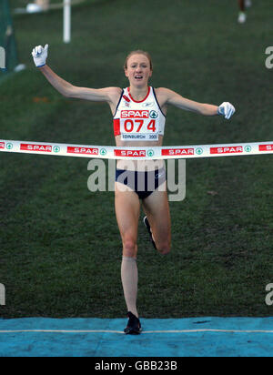 Paula Radcliffe überquert die Ziellinie, um den Senior zu gewinnen Crosslauf-Europameisterschaft der Frauen Stockfoto