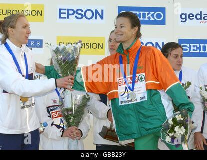Die irische Sonia O'Sullivan (c) gratuliert der Gewinnerin der britischen Paula Radcliffe Stockfoto
