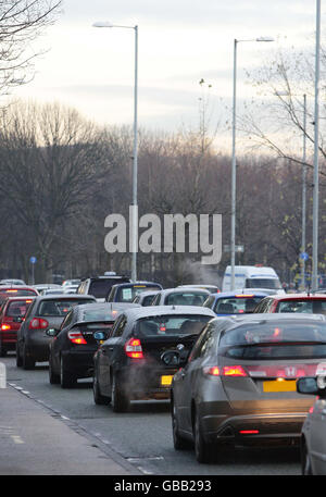 Am frühen Morgen steigt der Verkehr entlang des Princess Parkway in das Stadtzentrum von Manchester ein. Die Wähler haben heute ihre letzte Chance, in einem Referendum über die Einführung einer Staugebühr im Großraum Manchester abzustimmen. Stockfoto