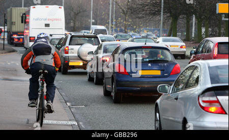 Am frühen Morgen steigt der Verkehr entlang des Princess Parkway in das Stadtzentrum von Manchester auf. Die Wähler haben heute ihre letzte Chance, in einem Referendum über die Einführung einer Staugebühr im Großraum Manchester abzustimmen. Stockfoto