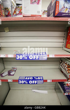 Leere Regale in einem Woolworths-Geschäft in Billericay, Essex, als das Unternehmen Schwierigkeiten hat, einen Käufer für seine Filialkette zu finden. Stockfoto