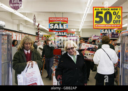 Einkäufer in einem Woolworths-Geschäft in Billericay, Essex, da das Unternehmen Schwierigkeiten hat, einen Käufer für seine Filialkette zu finden. Stockfoto