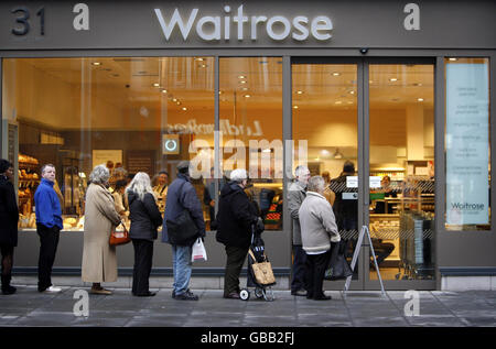 Gäste stehen vor dem ersten Waitrose-Laden, der heute auf dem Trinity Square in Nottingham eröffnet wurde. Stockfoto