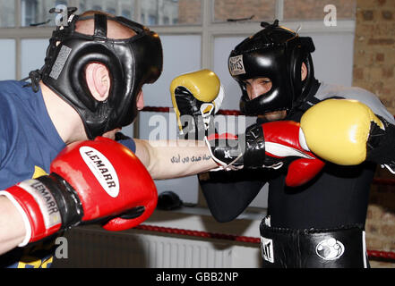 Boxen - Darren Sutherland Media Work-Out - The Real Fight Club. Darren Sutherland während einer Medienarbeit im Real Fight Club, London. Stockfoto