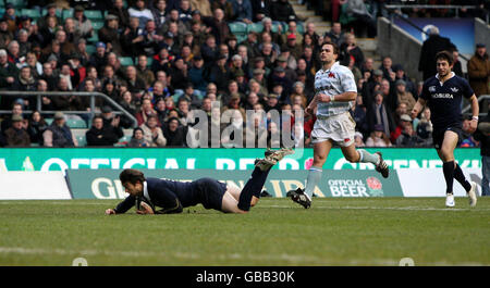 Tim Catling der Oxford University schlägt die Cambridge University Defense, um beim Nomura Varsity-Spiel in Twickenham, London, einen Versuch zu machen. Stockfoto