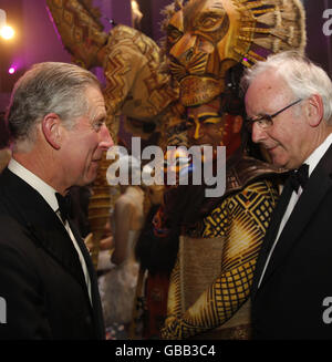 Der Prinz von Wales (links) trifft Pete Waterman (rechts) und Darsteller hinter der Bühne bei der Royal Variety Performance im Palladium Theatre in London. Stockfoto