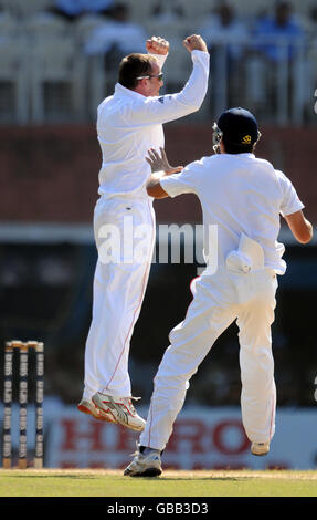 Der englische Graeme Swann feiert das Wicket von Gautam Gambhir LBW am zweiten Tag des ersten Testspieles im M. A. Chidambaram Stadium in Chennai, Indien. Stockfoto