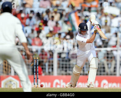 Der englische Graeme Swann wird vom indischen Zaheer Khan am vierten Tag des ersten Testkampfes im M. A. Chidambaram Stadium in Chennai, Indien, ausgekelt. Stockfoto