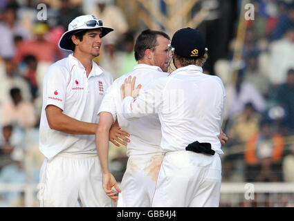 Der englische Graeme Swann wird gratuliert, nachdem er am vierten Tag des ersten Testkampfes im M. A. Chidambaram Stadium in Chennai, Indien, das Wicket des indischen Virender Sehwag lbw für 83 gewonnen hat. Stockfoto