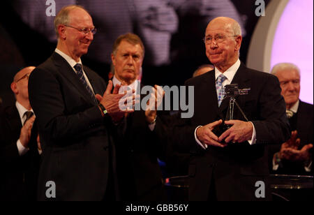 Sir Bobby Charlton erhält den Lifetime Achievement Award von Bruder Jack während der BBC Sport Personality of the Year Awards in der Liverpool Echo Arena, Liverpool. Stockfoto