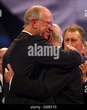 Sir Bobby Charlton erhält den Lifetime Achievement Award von Bruder Jack während der BBC Sport Personality of the Year Awards in der Liverpool Echo Arena, Liverpool. Stockfoto