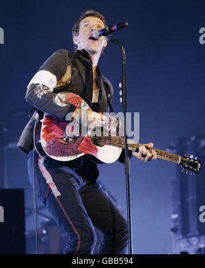 KEINE VERKAUFSFÖRDERUNG. Chris Martin von Coldplay spielt auf der Bühne der O2 Arena in London. Stockfoto