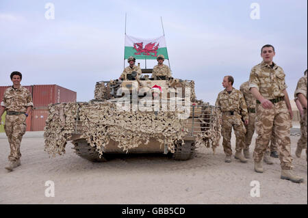 Truppen der 1. Garde des Dragoons der Königin mit einem Scimitar-Panzer im Camp Bastion Afghanistan. Stockfoto