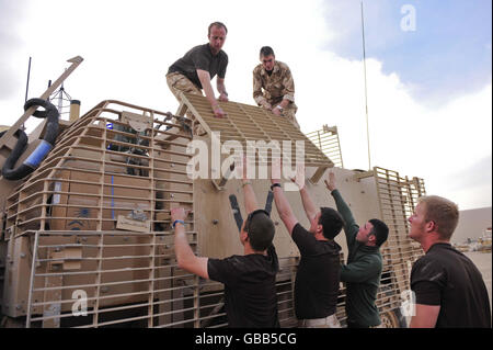 Truppen von der 1. Garde des Dragoon der Königin, die ein gepanzertes Fahrzeug von Mastiff in Camp Bastion Afghanistan umbauen. Stockfoto