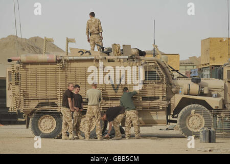 Truppen von der 1. Garde des Dragoon der Königin, die ein gepanzertes Fahrzeug von Mastiff in Camp Bastion Afghanistan umbauen. Stockfoto