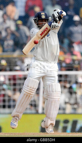 Indiens Sachin Tendulkar erzielte sein halbes Jahrhundert am fünften Tag des ersten Testkampfes im M. A. Chidambaram Stadium in Chennai, Indien. Stockfoto