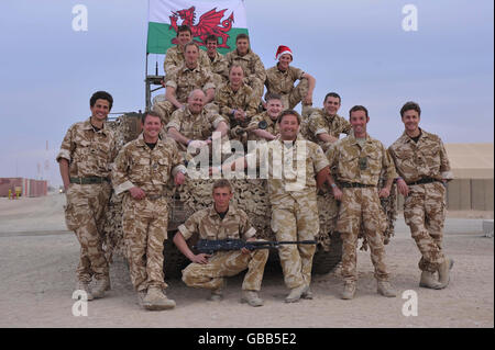 Truppen der 1. Garde des Dragoons der Königin mit einem Scimitar-Panzer im Camp Bastion Afghanistan. Stockfoto