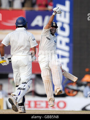 Der indische Sachin Tendulkar feiert den Torstand 100 und den Gewinn des Spiels am fünften Tag des ersten Testmatches im M. A. Chidambaram Stadium in Chennai, Indien. Stockfoto