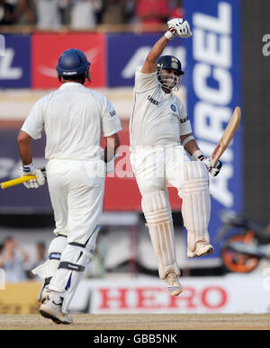 Der indische Sachin Tendulkar feiert den Torstand 100 und den Gewinn des Spiels am fünften Tag des ersten Testmatches im M. A. Chidambaram Stadium in Chennai, Indien. Stockfoto