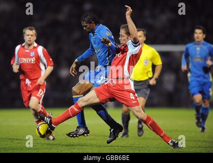 Heerenveens Michel Breuer (rechts) stellt den Nwankwo Kanu von Portsmouth in eine Herausforderung. Stockfoto