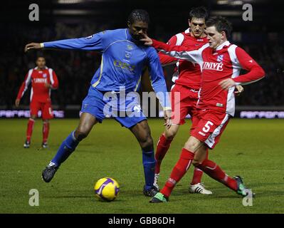 Fußball - UEFA Cup - Gruppe E - Portsmouth / Heerenveen - Fratton Park. Heerenveens Michael Dingsdag (rechts) und Portsfords Nwankwo Kanu kämpfen um den Ball. Stockfoto