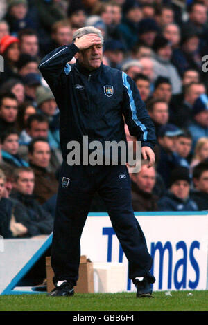 Fußball - FA Barclaycard Premiership - Manchester City / Liverpool. Kevin Keegan, Manager von Manchester City, hält während des Spiels mit Liverpool den Kopf Stockfoto