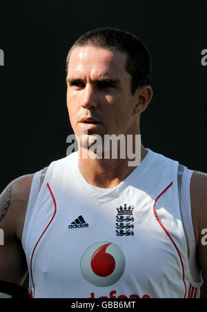 Cricket - England Nets Session - Punjab Cricket Association Stadium - Tag Zwei - Mohali - Indien. Kevin Pietersen verlässt die Netze während einer Netzsitzung im Punjab Cricket Association Stadium, Mohali, Indien. Stockfoto